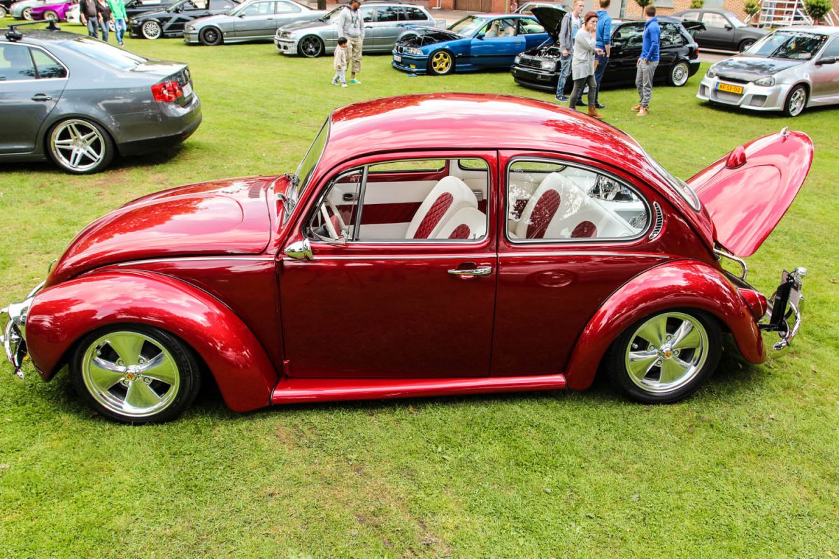 VW Käfer Deluxe - Ein rot-weißer Klassiker