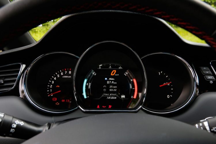 Das GT-Display: Der Kia cee'd GT zeigt auf Wunsch auch Turbolader-Druck und Drehmoment an
