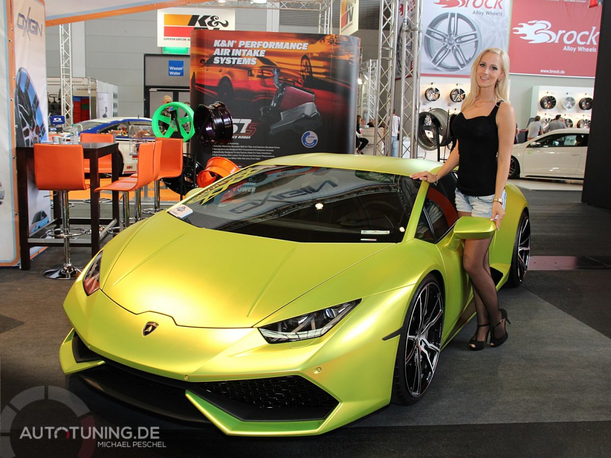 Mädchen steht vor einem schnellen Lamborghini