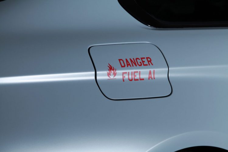 Praktischer Warnhinweis auf dem Tankdeckel des BMW M4 F82 von Cam Shaft.