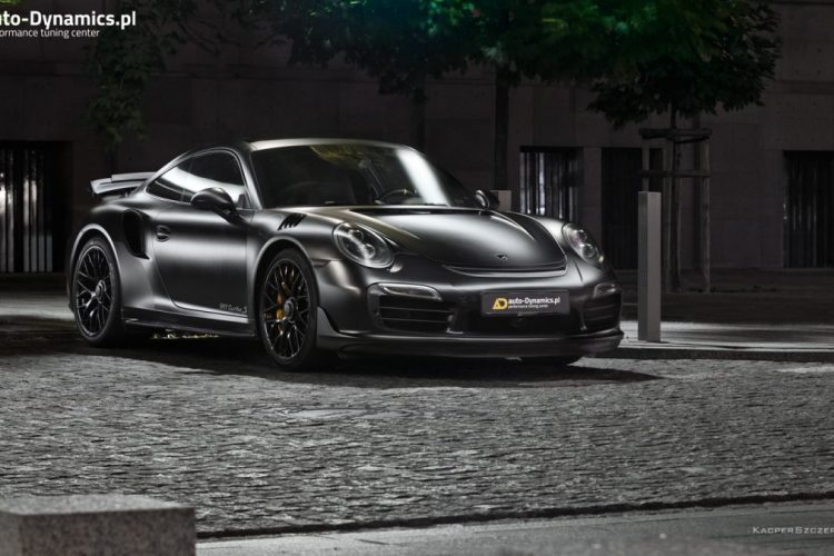 Frontansicht des Porsche 911 Turbo S Dark Knight von auto-Dynamics
