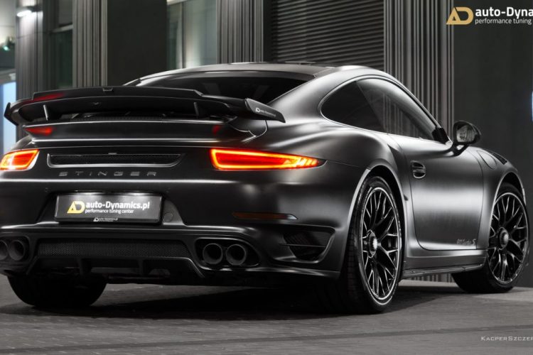Heckansicht des Porsche 911 Turbo S Dark Knight von auto-Dynamics