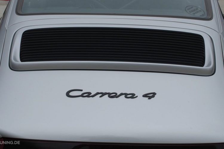 Eingefahrener Spoiler und Carrera 4-Schriftzug am Porsche 911