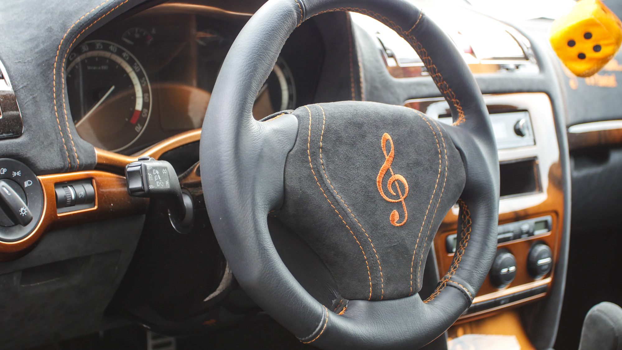 Sorgt für eine exklusive Note: Lederlenkrad im Skoda Octavia RS
