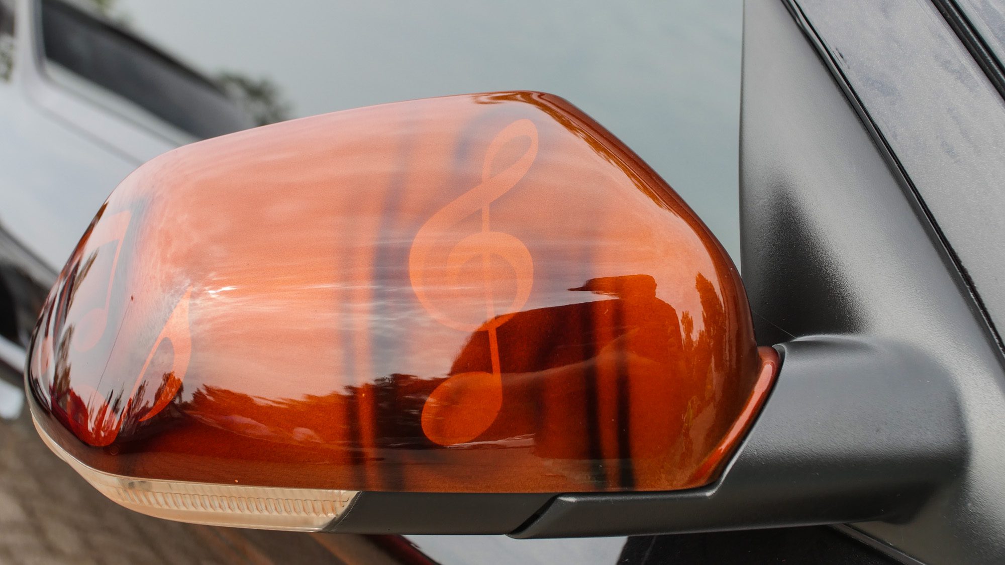 Hier spielt die Musik: Seitenspiegel des Skoda Octavia RS