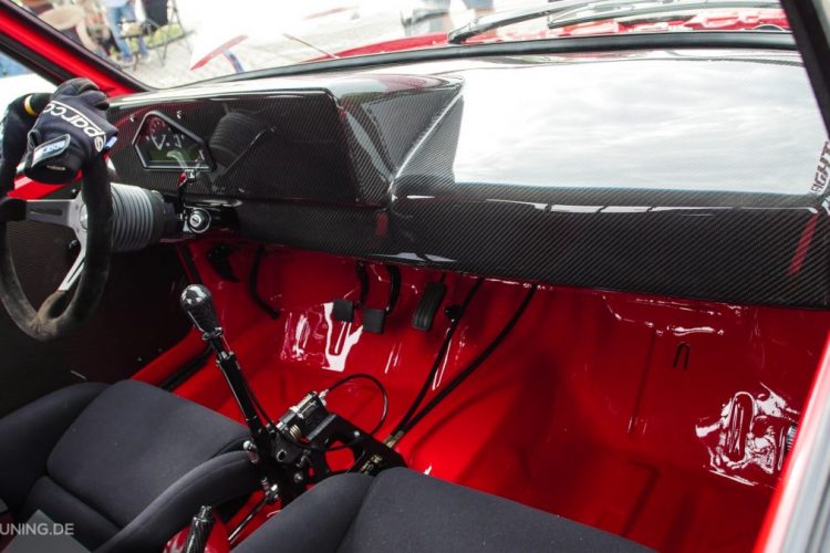 Ein puristischer Racing-Style prägt das Interieur des VW Caddy