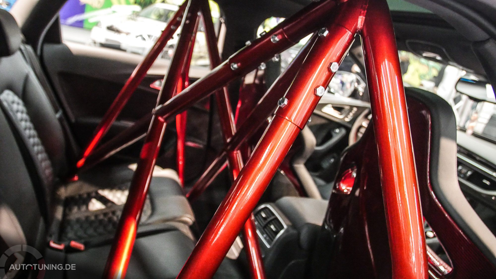 Rotglänzende Überrollbügel im Fahrzeuginnenraum